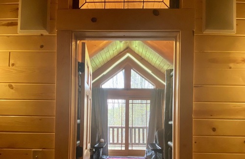 Harbor Springs Cabina | Luxury, 4k sqft Fireside Lodge with Treetop Bunkhouse, pet friendly! No fees!