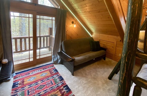 Harbor Springs Cabina | Luxury, 4k sqft Fireside Lodge with Treetop Bunkhouse, pet friendly! No fees!