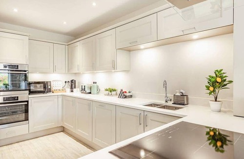 Chelmsford Casa | Luxury 5 bedroom home with onsite parking and WIFI