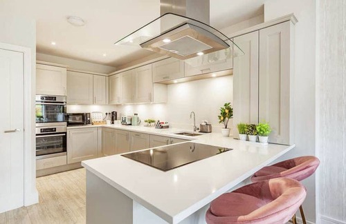 Chelmsford Casa | Luxury 5 bedroom home with onsite parking and WIFI
