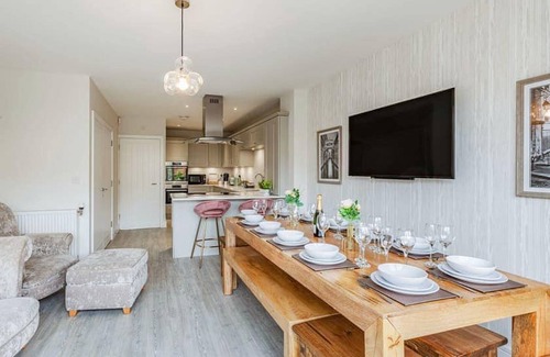 Chelmsford Casa | Luxury 5 bedroom home with onsite parking and WIFI