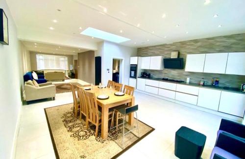 Finchley Church End Casa | Luxury 5 bedroom home with private car park in London