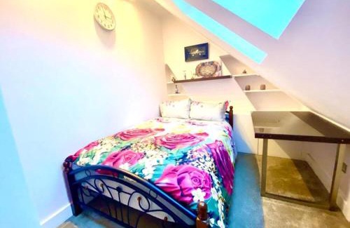 Finchley Church End Casa | Luxury 5 bedroom home with private car park in London