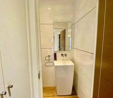 Finchley Church End Casa | Luxury 5 bedroom home with private car park in London