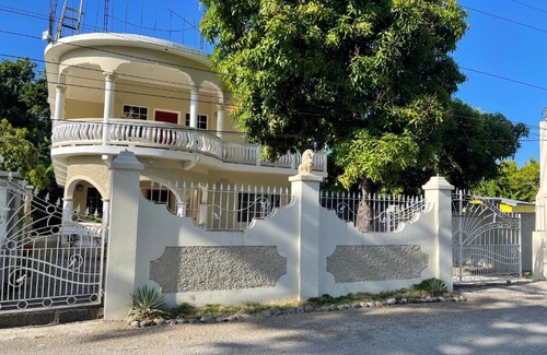 Port Antonio Casa | Luxury 5 bedroom house W private parking & patio