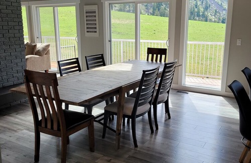 Okanagan-Similkameen Casa | Luxury 5 Bedroom House - Hot Tub and Acreage. Lots of Wildlife on ranch.