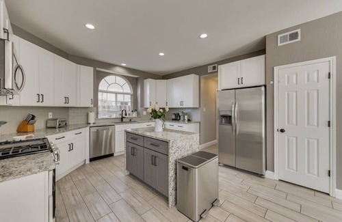 Rowlett Casa | Luxury 5 BR, Jacuzzi, Gym, Near Lake for large Fam