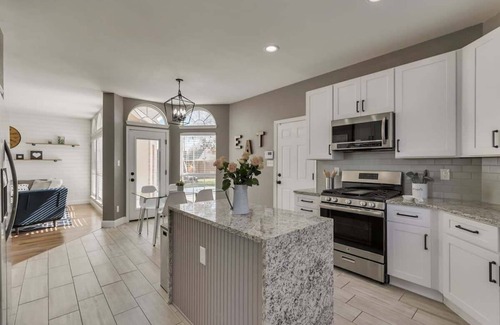 Rowlett Casa | Luxury 5 BR, Jacuzzi, Gym, Near Lake for large Fam