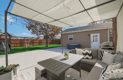 Rowlett Casa | Luxury 5 BR, Jacuzzi, Gym, Near Lake for large Fam