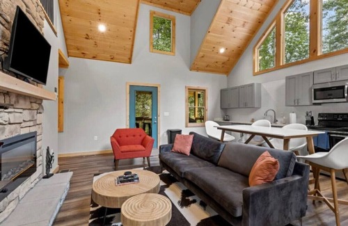 Campton Cabina | Luxury 5 Cabins in Red River Gorge Hot Tubs, Wi-Fi