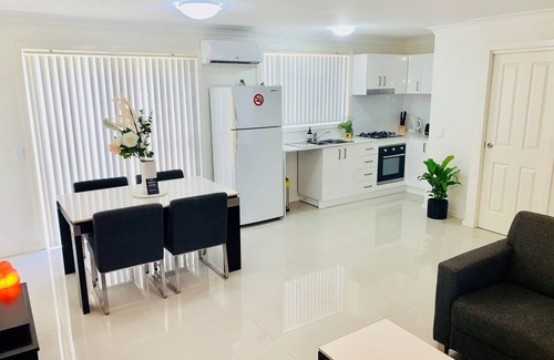 Oxley Park Casa | Lujo 5 estrellas, 3 habitaciones Casa nueva, $ 20 Tarjeta de regalo para la cena de Bondi Pizza