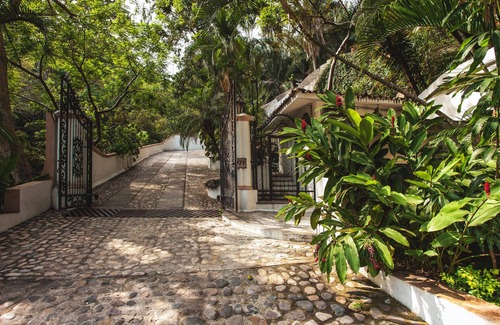 Amapas Villa | VILLA DE LUJO DE 5 ESTRELLAS 7200 Pies Cuadrados CON UBICACIÓN PREMIER A LA PLAYA Y EL REMOLQUE