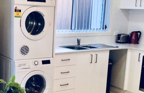 Oxley Park Casa | Lujo 5 estrellas, casa adosada nueva, capacidad para 6 personas, tarjeta de regalo Bondi Pizza de $ 20