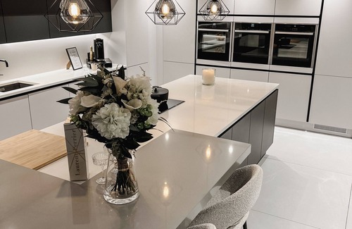 Widnes Casa | Luxury 5 star house in Cheshire with heated swimming pool and outdoor bar