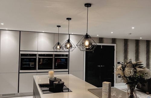 Widnes Casa | Luxury 5 star house in Cheshire with heated swimming pool and outdoor bar