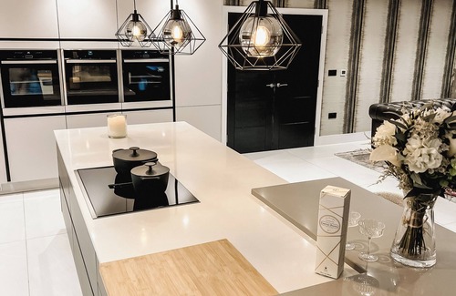 Widnes Casa | Luxury 5 star house in Cheshire with heated swimming pool and outdoor bar