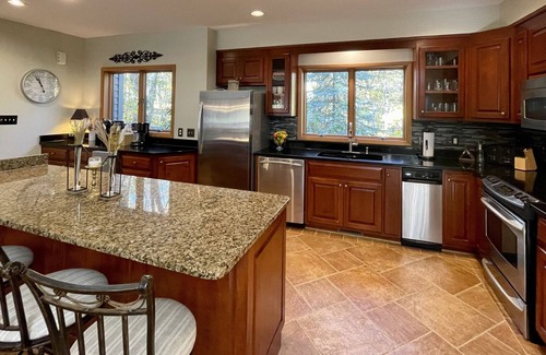 Chestnut Springs Casa | Luxury 5Bd 4Ba Sleeps 16+ Hot-tub/Dog Friendly