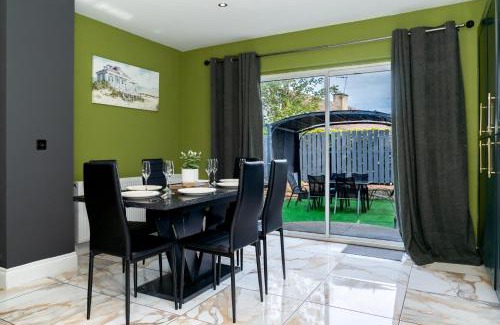 Liberton Villa | Luxury 5BD, Gym, Parking, Bus to Airport, Sleeps10