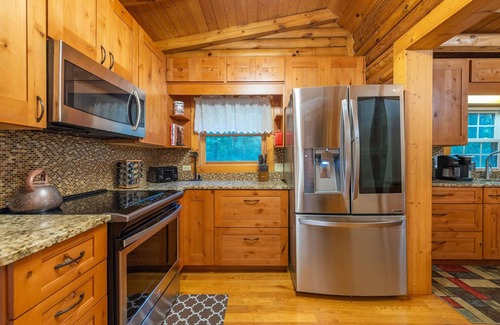 Weaverville Casa | Luxury 5BDR Retreat Log Cabin and Horses