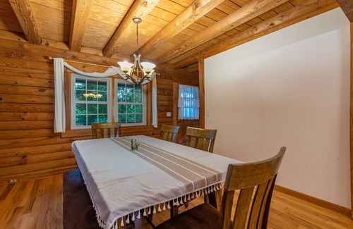 Weaverville Casa | Luxury 5BDR Retreat Log Cabin and Horses