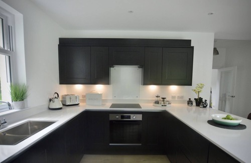 Colinton Casa | Luxury 5Bed & 3Bath house with hot tub + garden