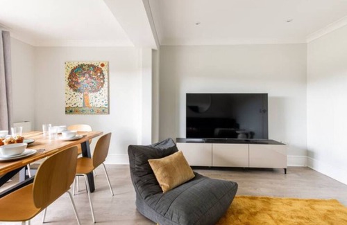Fortis Green Casa | NEW!!! Stunning 5BR, 5 Beds Family Home Free Parking & portable air-condition