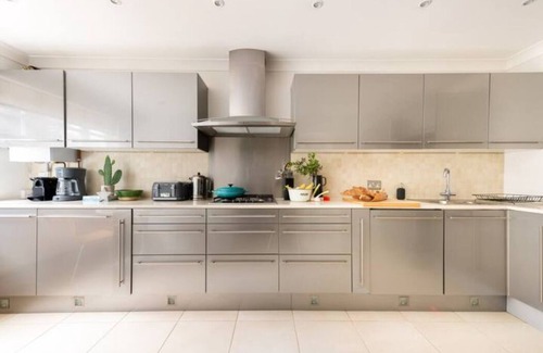 Fortis Green Casa | NEW!!! Stunning 5BR, 5 Beds Family Home Free Parking & portable air-condition