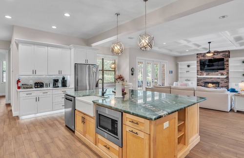 Nichols Casa | Luxury 5BR Pool Home w/ Outdoor Kitchen, Firepit & Pet-Friendly Yard – The Perfect Lakeland Escape!