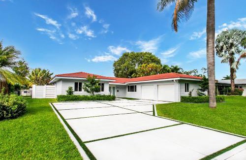 Dania Beach Villa | Luxury 5BR Villa Heated Pool near Beach & Casino