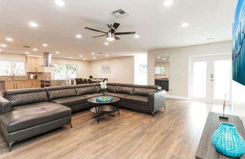 Dania Beach Villa | Luxury 5BR Villa Heated Pool near Beach & Casino