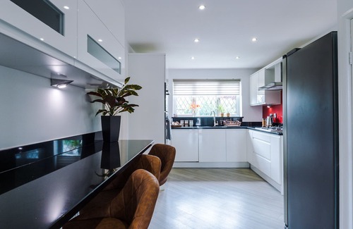 Nuneaton Casa | Luxury 6 bedroom, parking, garden, child friendly