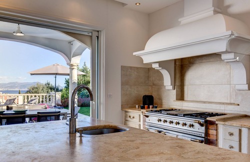 Plaine de la Brague Villa | Villa de lujo de 6 dormitorios, piscina climatizada, en el corazón de Antibes, increíbles vistas al mar!