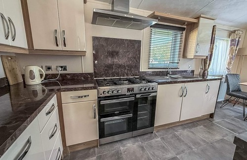 Hopton Cabina | Luxury 6 berth lodge with WiFi at Broadland Sands in Suffolk ref 20011CV