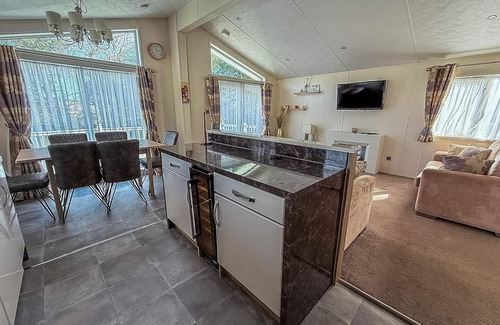Hopton Cabina | Luxury 6 berth lodge with WiFi at Broadland Sands in Suffolk ref 20011CV