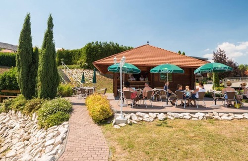 Dunaszentmiklos Apartamento | Luxury 6-person terrace apartment in the holiday park Landal Residence Duna