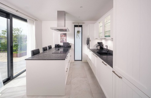 Biddinghuizen Casa | Luxury 6-person villa on the water with 3 bedrooms and 2 bathrooms. Equipped with a modern kitchen, a large TV with high-quality sound system and a spacious terrace with dining table. Perfect for a relaxing stay on the water!