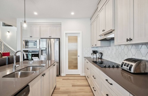 Northwest Calgary Casa | Luxury 6-Room Getaway- 14 PPL