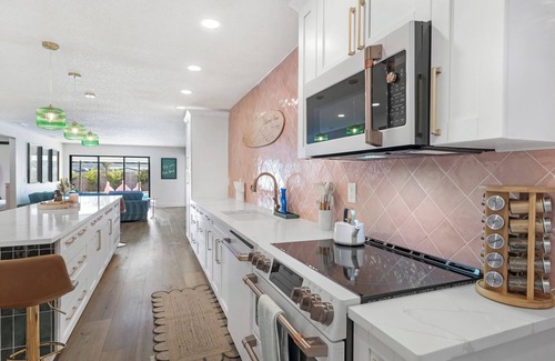 Palma Sola Casa | Luxury 6BR, 5BA Retreat! Heated Pool, Hot Tub, Game Rm, 4 King Suites, Near Anna Maria, Sleeps 22