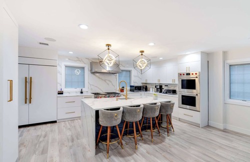 Old Bethpage Casa | Luxury 6BR House with Pool & Outdoor BBQ
