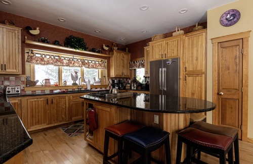 Ludlow Casa | Luxury 6br Solitude Ge- Indoor Bball Court, Private Tub 6 Bedroom Home by RedAwning