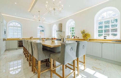 Thomastown Villa | Luxury 7-Bed Villa w/ Gym, Outdoor Sauna, WiFi & Nicklaus Golf at Mount Juliet
