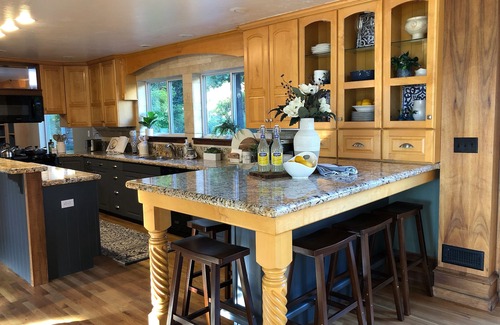 Orem Casa | Luxury 7000 SQFT, Sleeps 20 - Bball, VBall, 1 acre