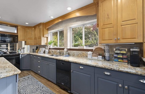 Orem Casa | Luxury 7000 SQFT, Sleeps 20 - Bball, VBall, 1 acre