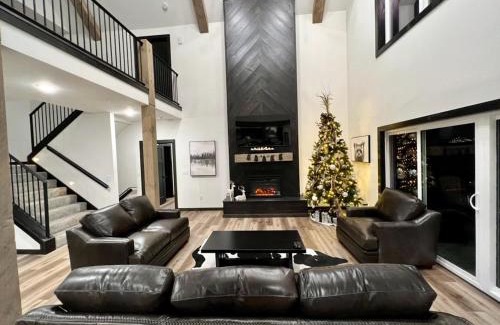 Kimberling City Casa | Luxury 7BED Lakefront Lodge 4- FREE Resort Amenities-Pool/Hot Tubs - PERFECT FOR LARGE FAMILY
