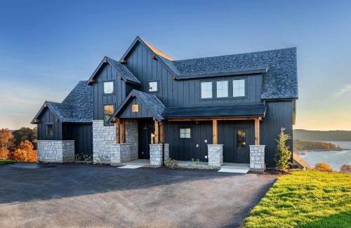 Kimberling City Casa | Luxury 7BED Lakefront Lodge 4- FREE Resort Amenities-Pool/Hot Tubs - PERFECT FOR LARGE FAMILY