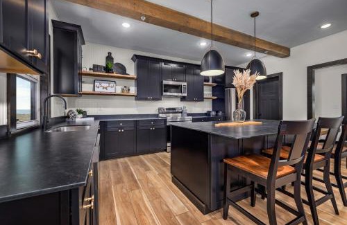 Kimberling City Casa | Luxury 7BED Lakefront Lodge 4- FREE Resort Amenities-Pool/Hot Tubs - PERFECT FOR LARGE FAMILY