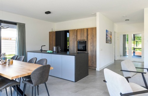 Biddinghuizen Casa | Luxury 8-person villa on the water with hot tub, private jetty, spacious terrace and 4 bedrooms. Located at Villa Resort Harderwold, near Harderwijk and the Veluwemeer!