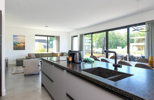 Biddinghuizen Casa | Luxury 8-person villa on the water with hot tub, private jetty, spacious terrace and 4 bedrooms. Located at Villa Resort Harderwold, near Harderwijk and the Veluwemeer!