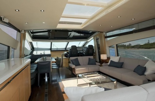 Coco Alquiler De Eote | Luxury 80'' 4 Cabin Yacht