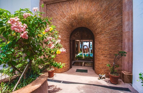 Amapas Villa | LUJO 8750 SQ FT VILLA 5 DORMITORIOS 7 BAÑO CON UBICACIÓN PREMIER A LA PLAYA Y AL PUEBLO